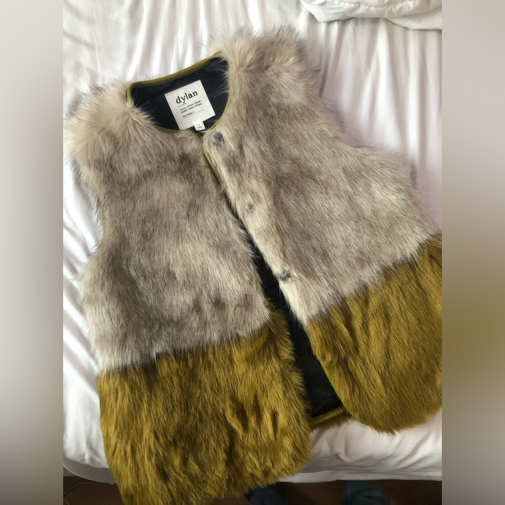 Dylan  Faux Fur No sleeve vest Size M